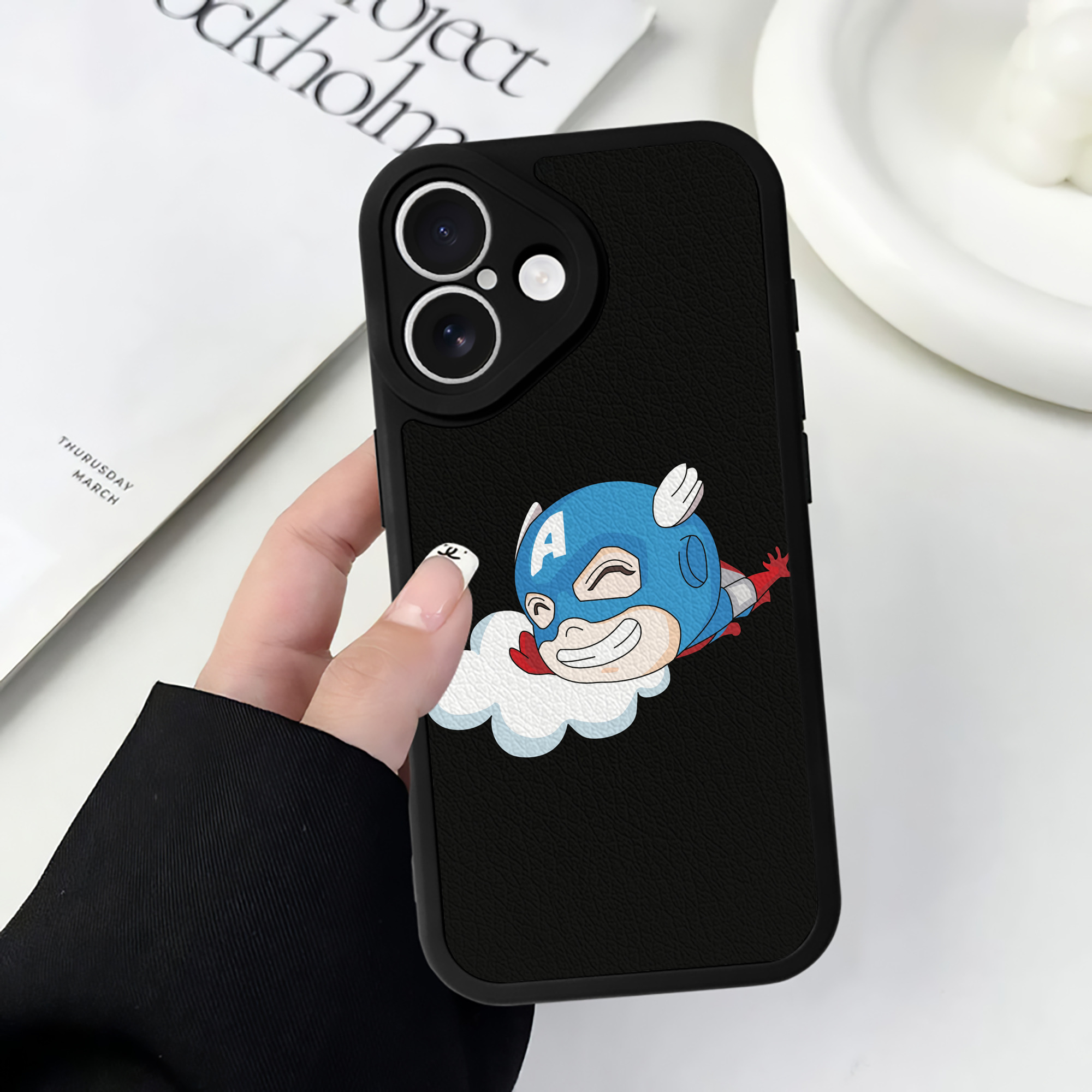 （画像用） アベンジャーズ The Avengers 【iPhone 16シリーズ対応】シリコンスマホケース（レザー調） 材質：シリコン